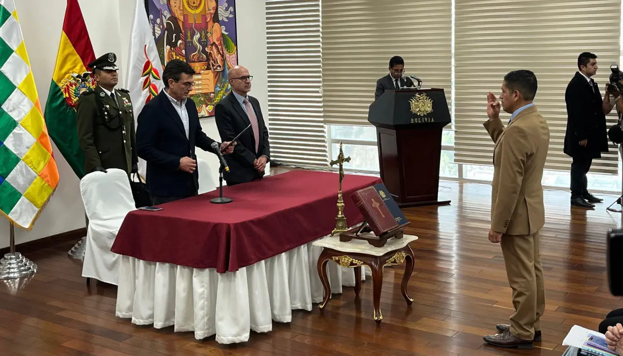 Rodrigo Paz toma juramento a Yamil García como viceministro de Transparencia y Seguridad Jurídica