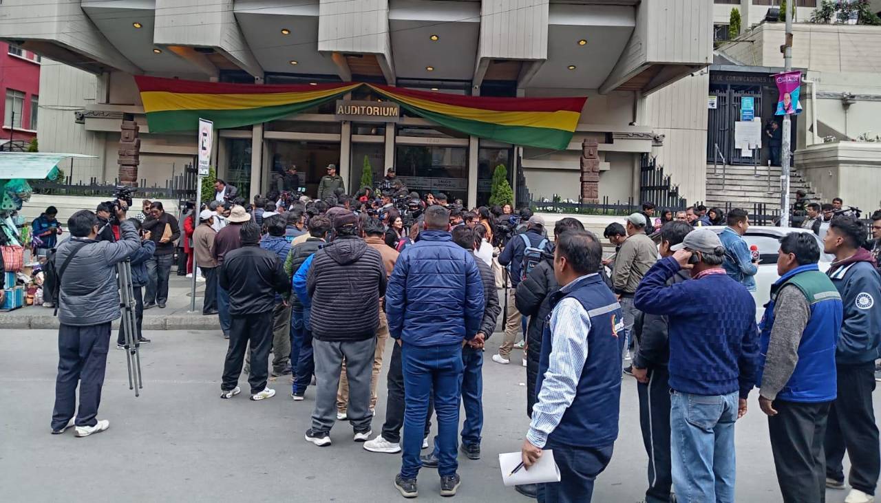 Dirigencia de los choferes llega al diálogo; comisión del Gobierno anuncia trabajo por tiempo y materia