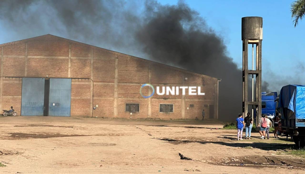 Voraz incendio afecta a una empresa de transporte de carga en Santa Cruz 