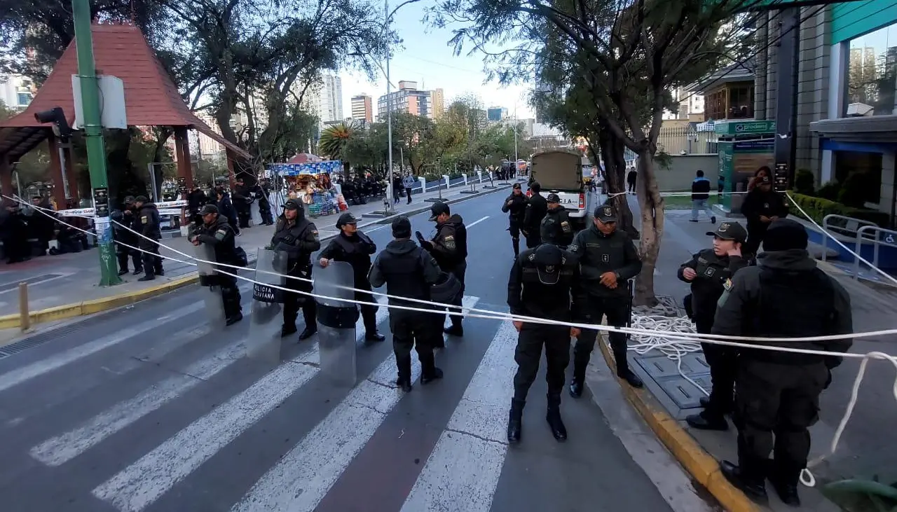 Policía resguarda los accesos al TSE y también puntos de ingreso a la ciudad de La Paz ante movilización evista 