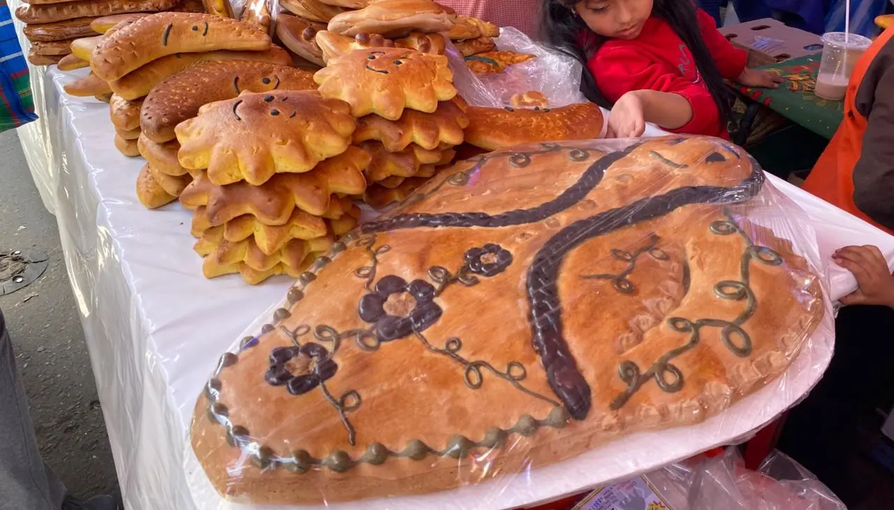 Bolivia celebra Todos Santos con mesas más pequeñas y filas por combustibles 