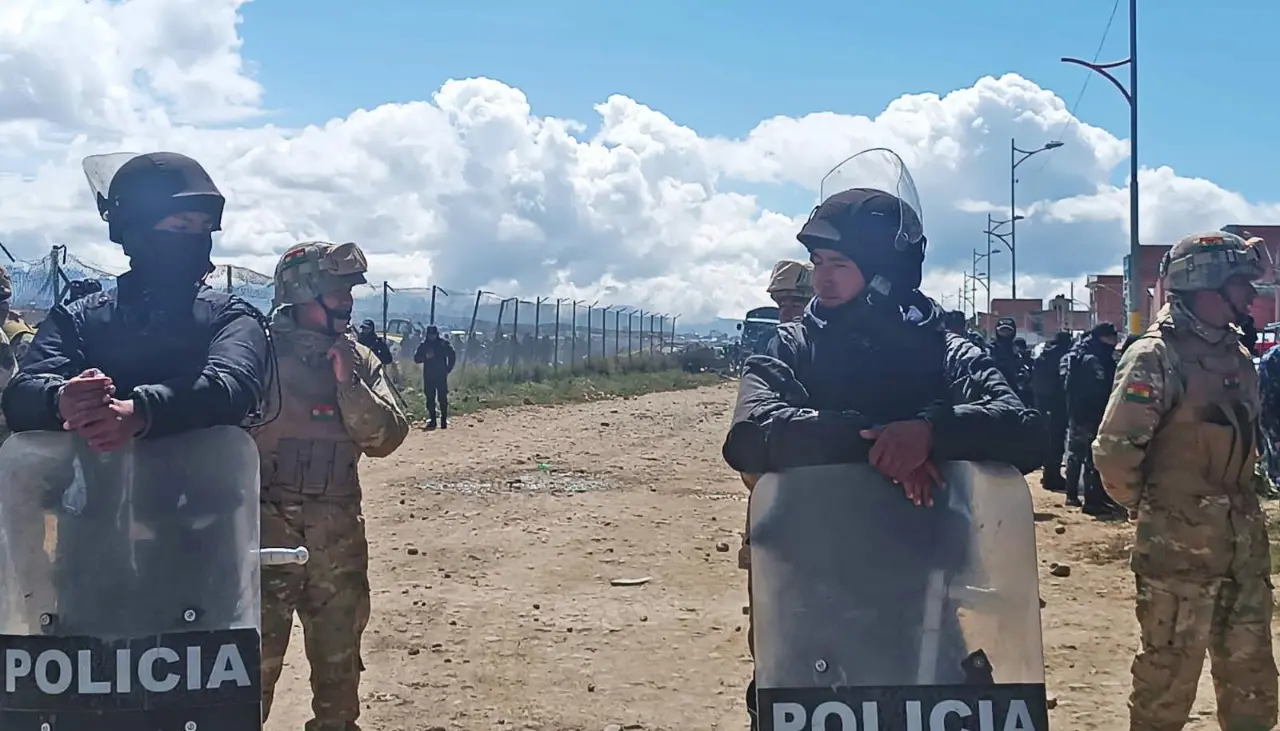 Levantan el resguardo policial y militar en la zona del avión siniestrado y algunas personas se acercaron en busca de billetes