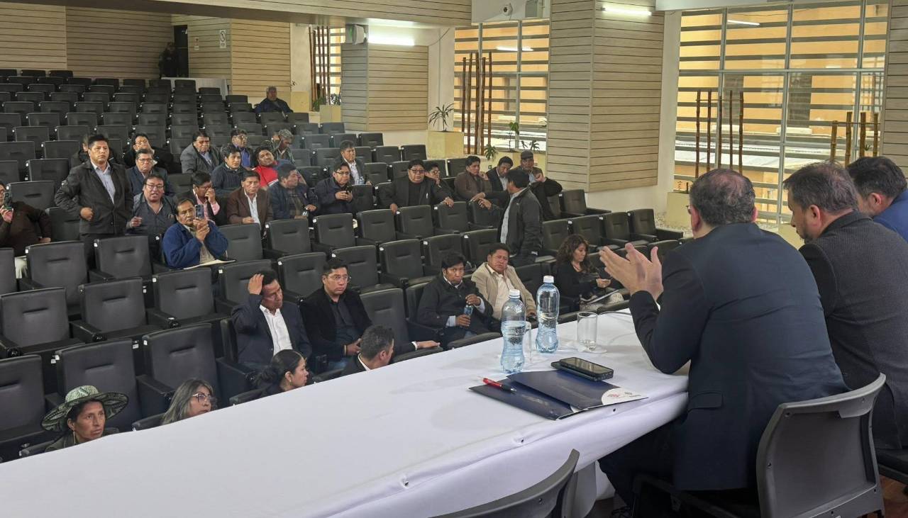 YPFB dice que se reúne con dirigente de choferes de dos departamentos por el tema de la gasolina