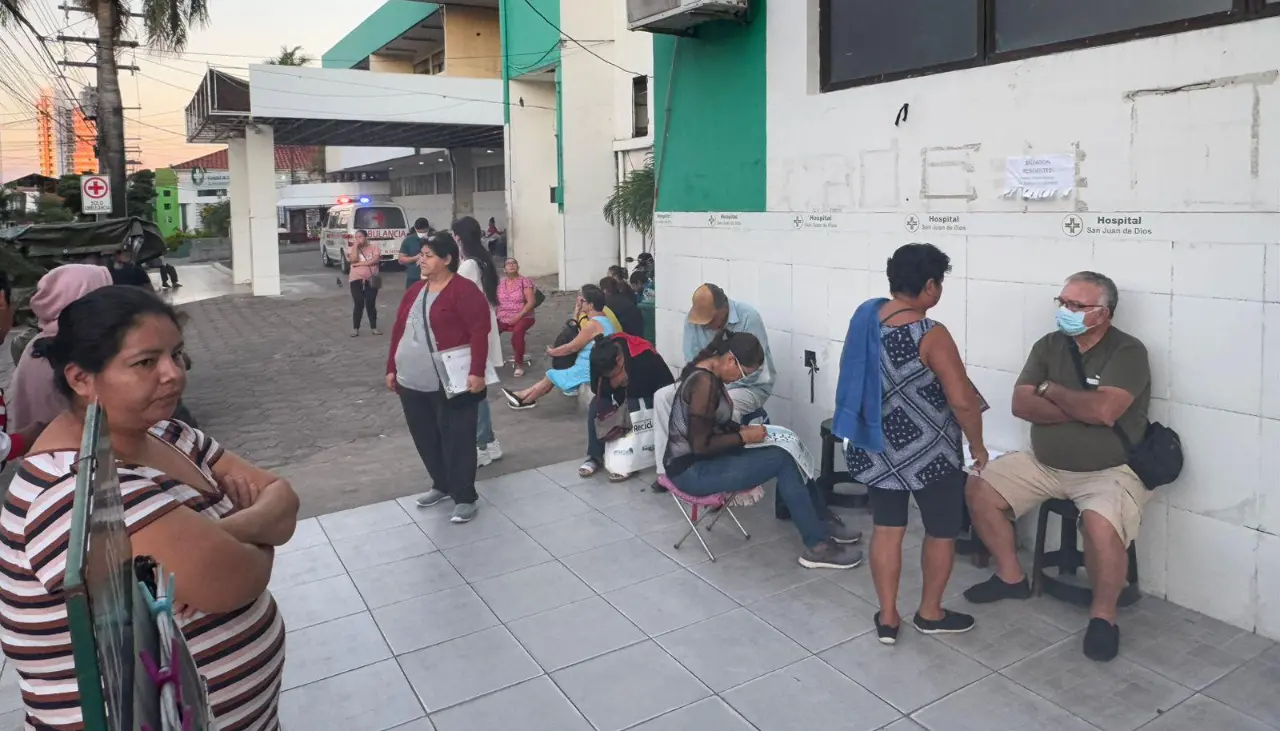 Trabajadores de salud advierten con suspender de nuevo la atención en reclamo al sueldo de enero en Santa Cruz