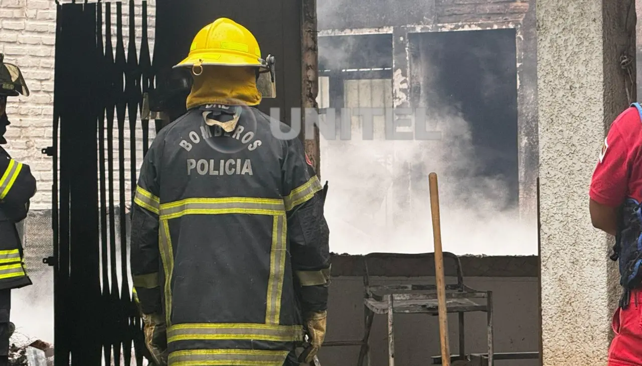 Equipo de rayos X y otros insumos médicos quedan calcinados por incendio que consumió un depósito