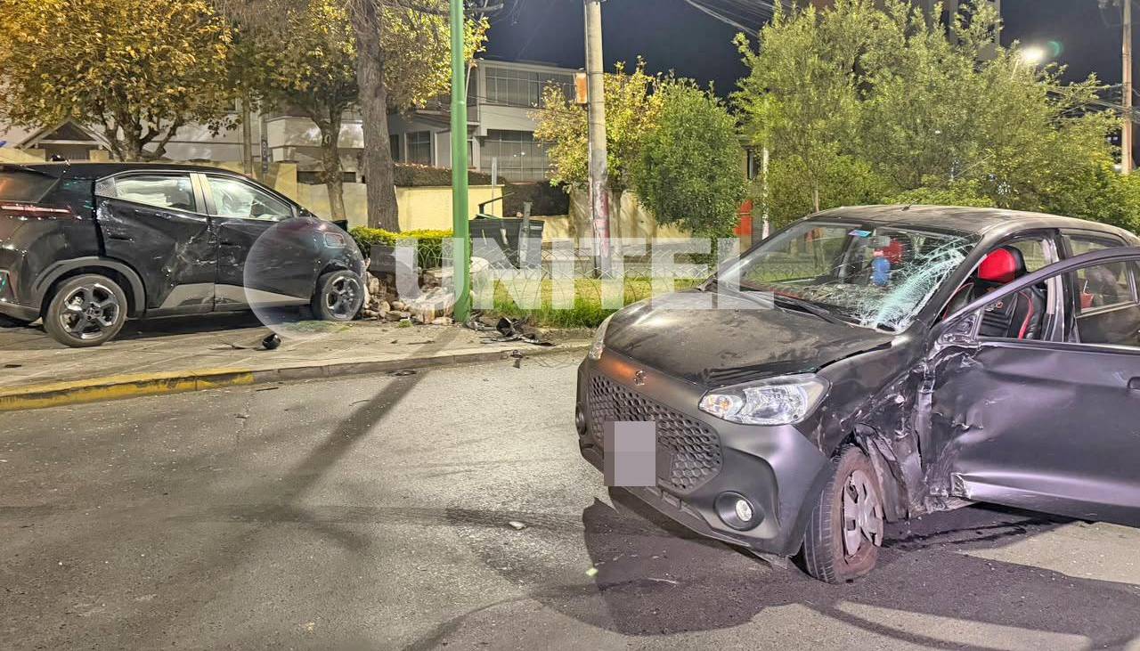 Se pasó la luz en rojo: Choque entre dos vehículos dejó heridos y daños en una jardinera