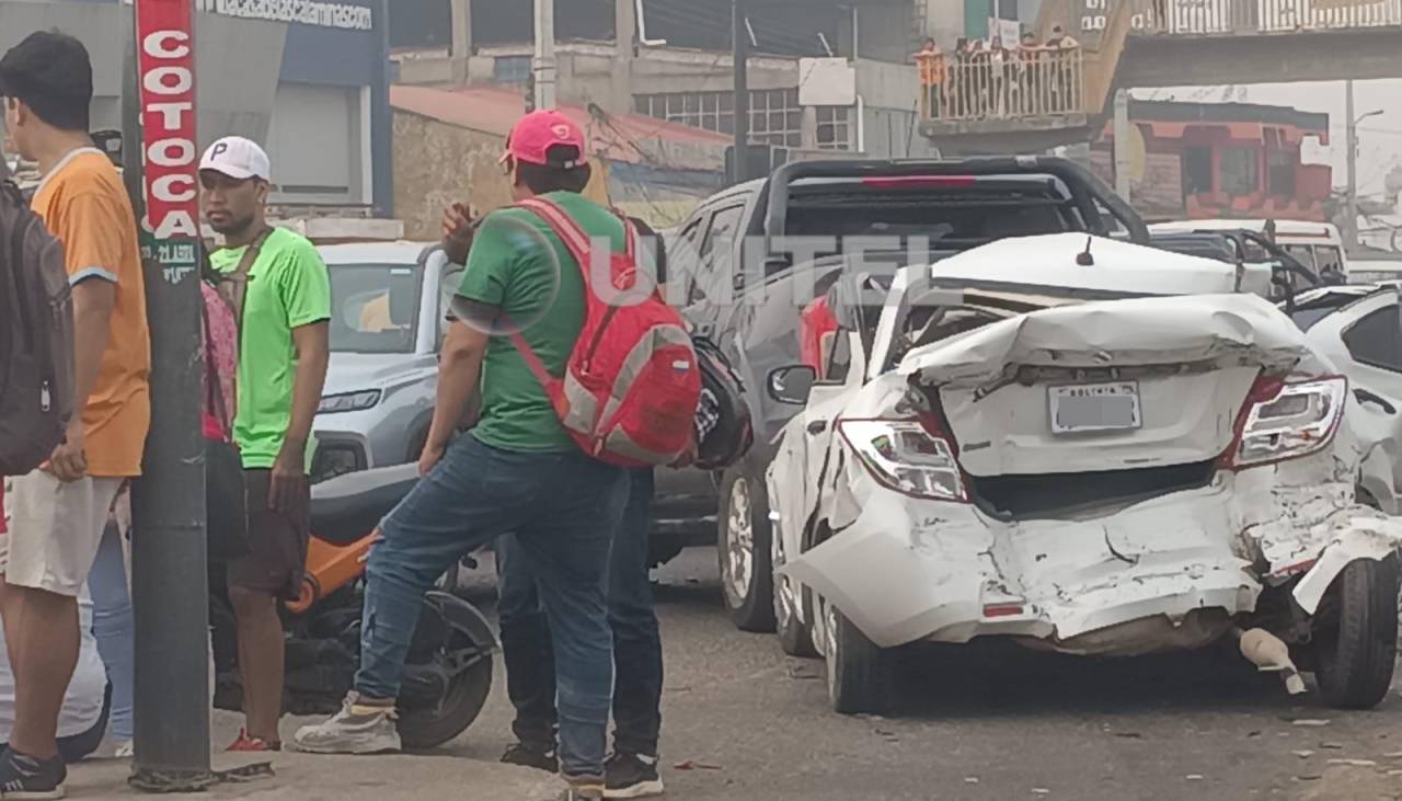 Fotos: 7 vehículos chocan en la avenida Virgen de Cotoca en la Pampa de la Isla; hay heridos