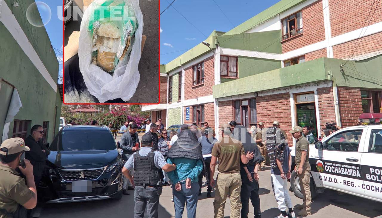 Hallan presunta droga dentro del vehículo que utilizaban los acusados del atraco a una joyería