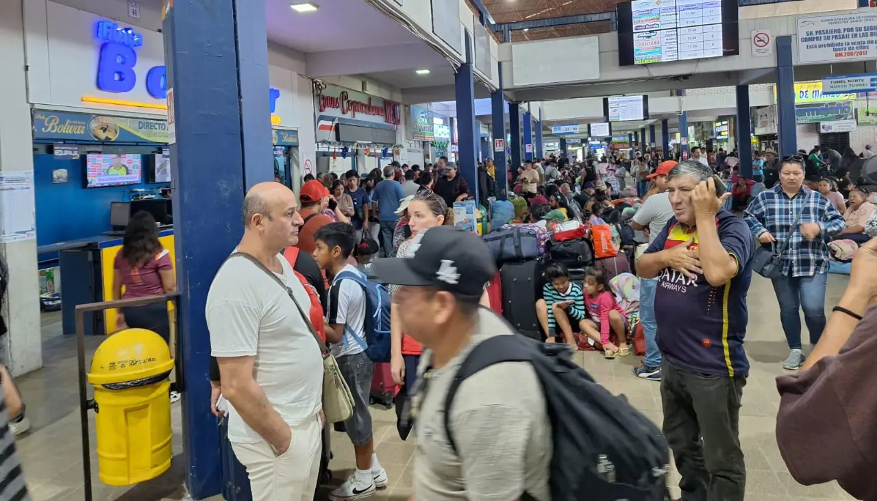 ¿Pasaje a La Paz a Bs 500? Viajeros denuncian incremento “arbitrario” de precios en la Bimodal de Santa Cruz 