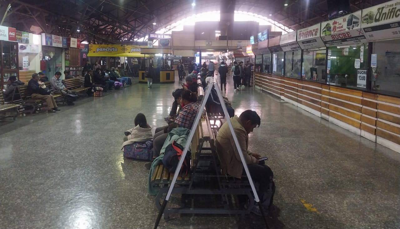 Sin buses a Santa Cruz desde Cochabamba: escombros obstruyen la vía nueva y colapsa una plataforma en la antigua