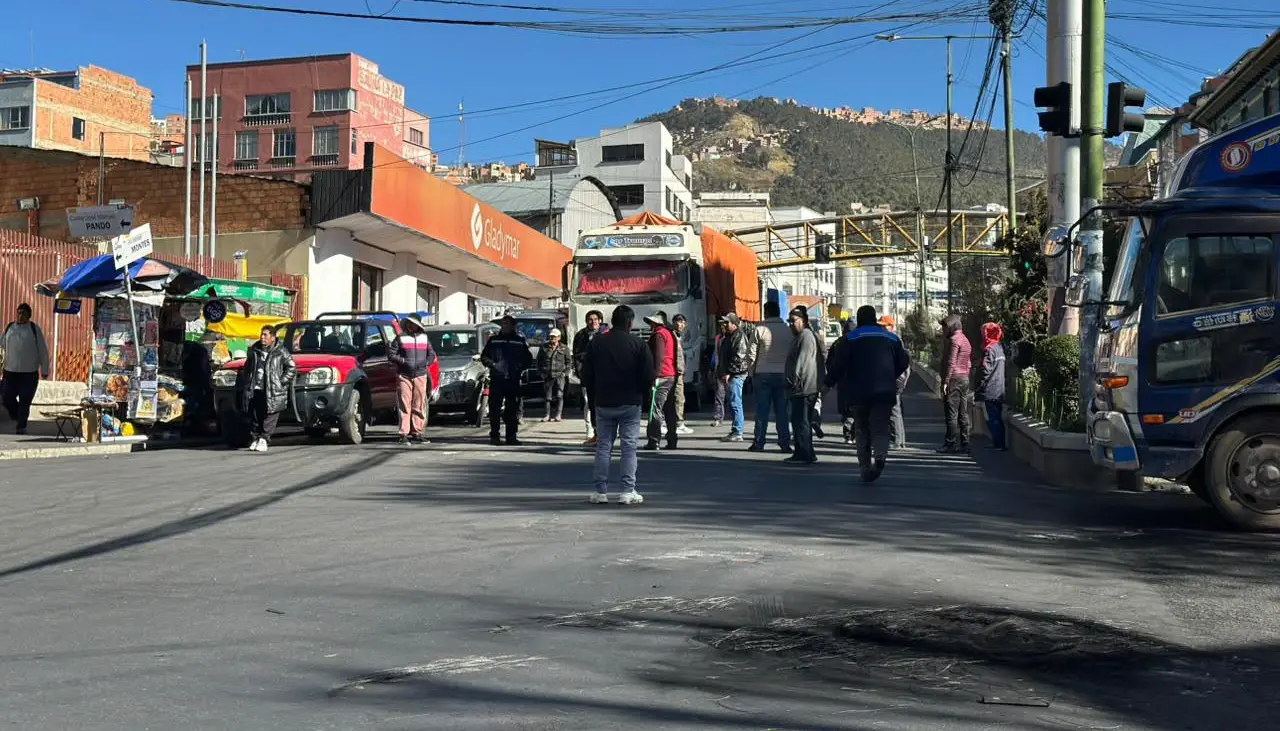 Pese al despacho de cisternas desde Senkata, persisten las filas y bloqueos por combustible en La Paz