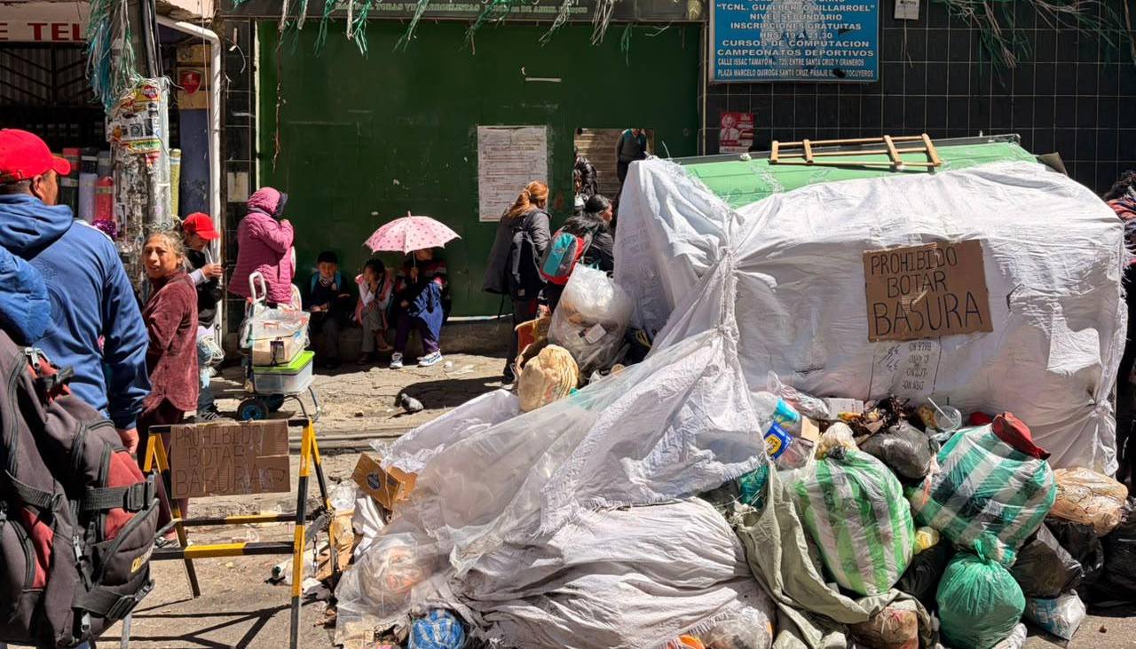 Basura en La Paz: Comerciantes y vecinos cubren contenedor y se organizan para retirar los residuos 