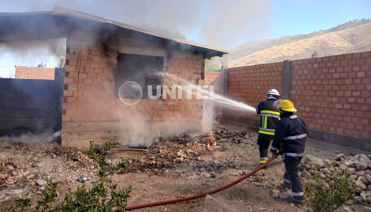 Tras una discusión, un hombre intentó quemar vivos a su esposa e hijos al encerrarlos en su casa y prenderle fuego