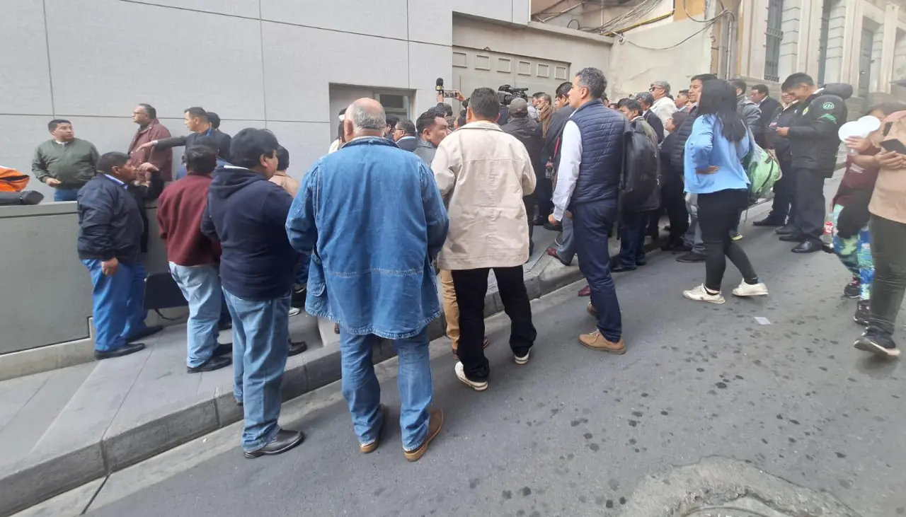 Choferes dicen que Paz se comprometió a regularizar abastecimiento de combustible y crear comisiones