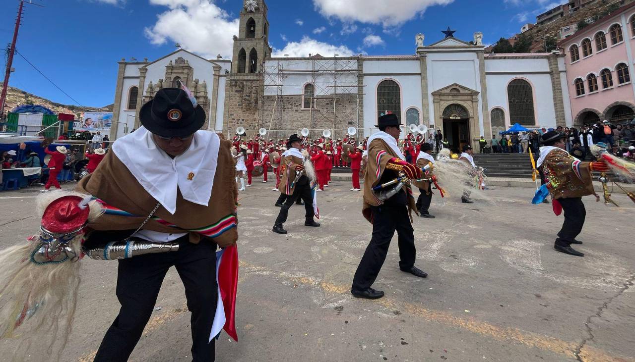 Miles de “fieles” engalanan el último convite a una semana del majestuoso Carnaval de Oruro