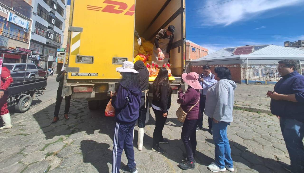Población de El Alto accede a la segunda carga de pollo que llega desde Santa Cruz