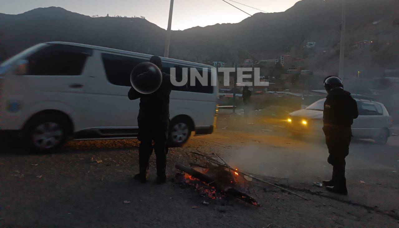 Policía avanza en desbloqueo: Reportan personas arrestadas y un efectivo herido