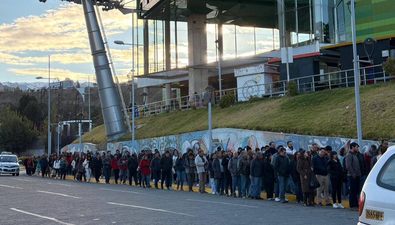 Los choferes dejan sin transporte a La Paz y El Alto por el “paro indefinido” en medio de las protestas contra el Gobierno