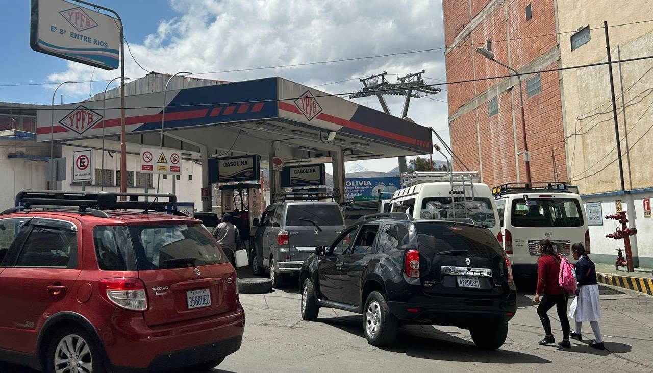 La Paz: Vuelven las filas por gasolina y diésel; la ANH lo atribuye a la sobredemanda 