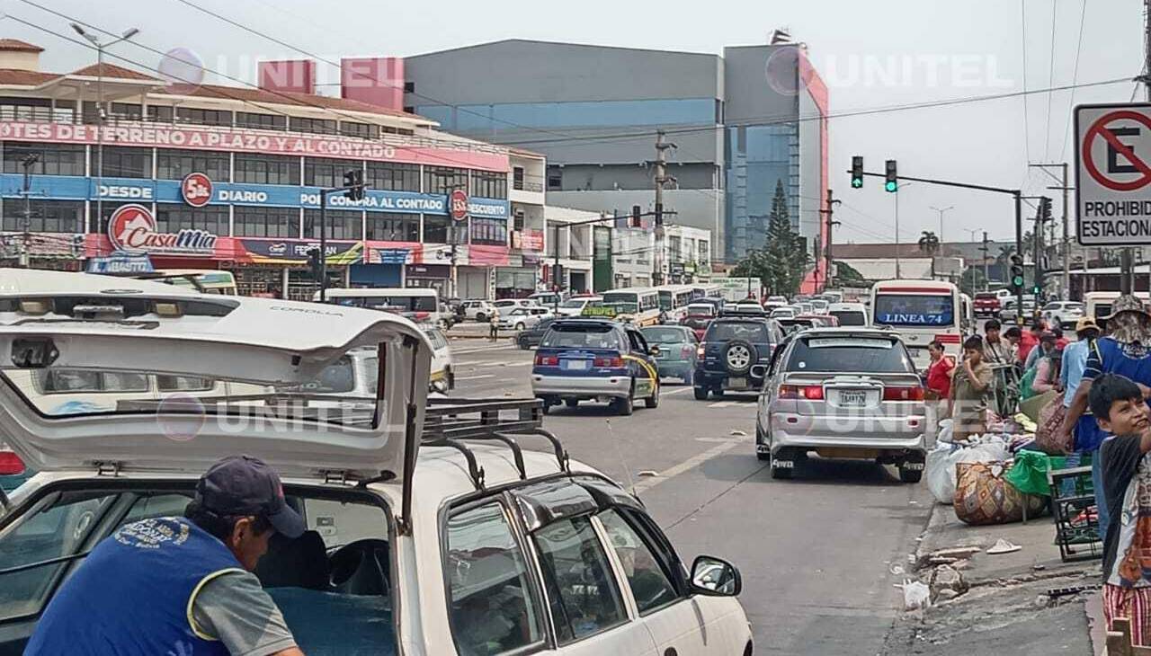 Reportan disminución de micros en la capital cruceña ante la falta de combustible