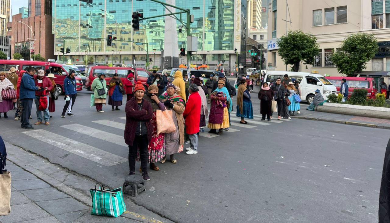 En medio de reclamos, Emapa comienza a vender arroz en los barrios de La Paz y El Alto 