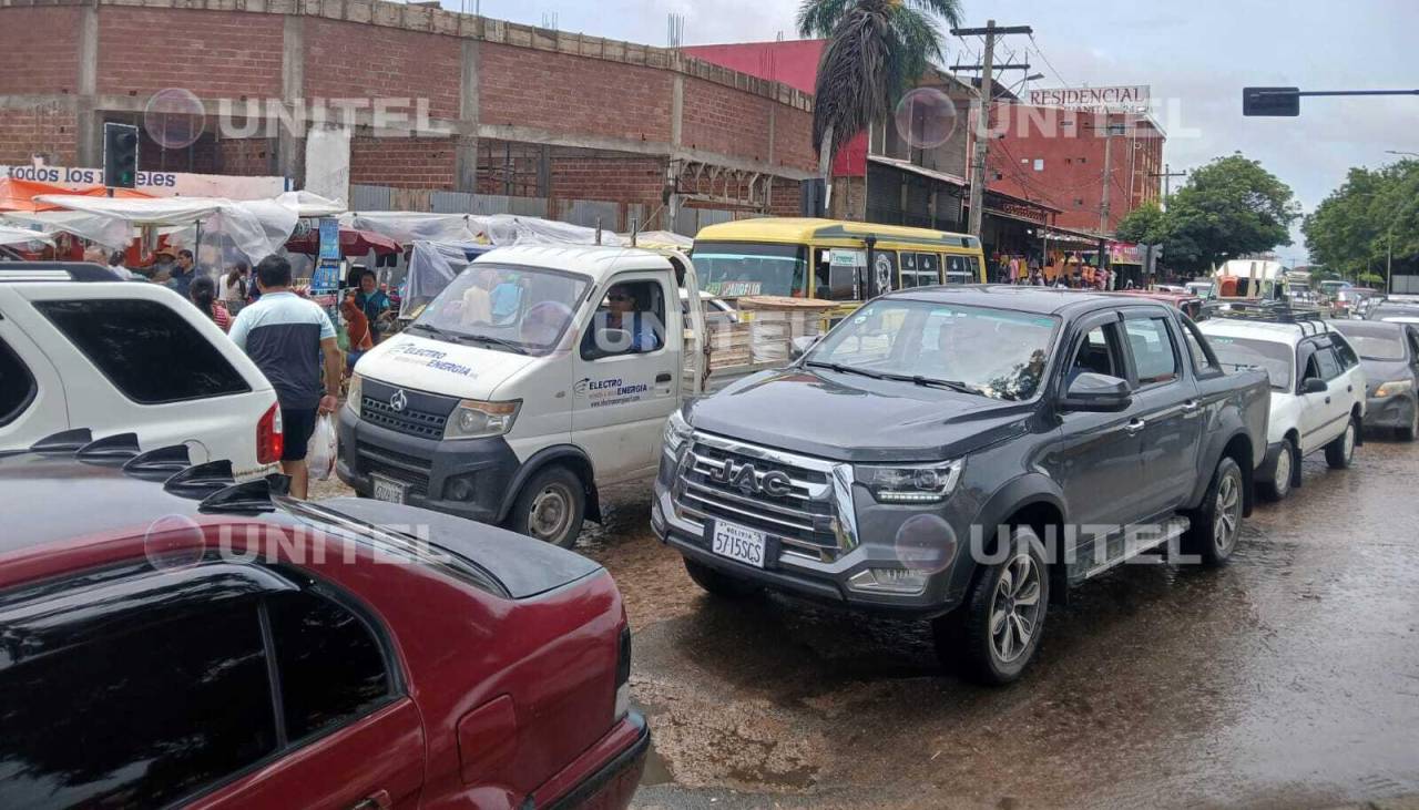 Caos y trancaderas en el cuarto anillo al este de la capital cruceña genera reclamos ciudadanos