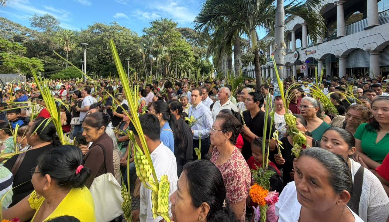 Domingo de Ramos: Miles de fieles llegan con palmas en las manos a los templos del país; Paz se suma a los actos en La Paz