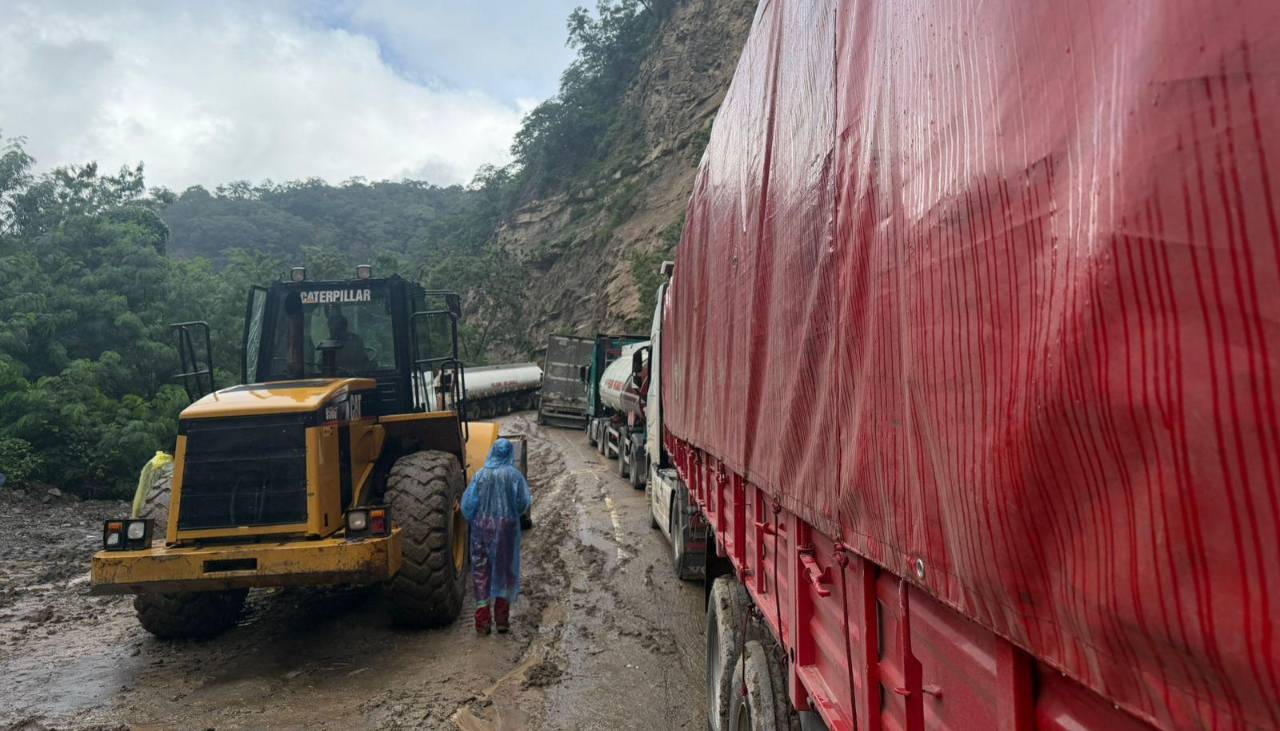 Reportan un fallecido en la ruta a los Valles cruceños; una piedra impacta en un bus