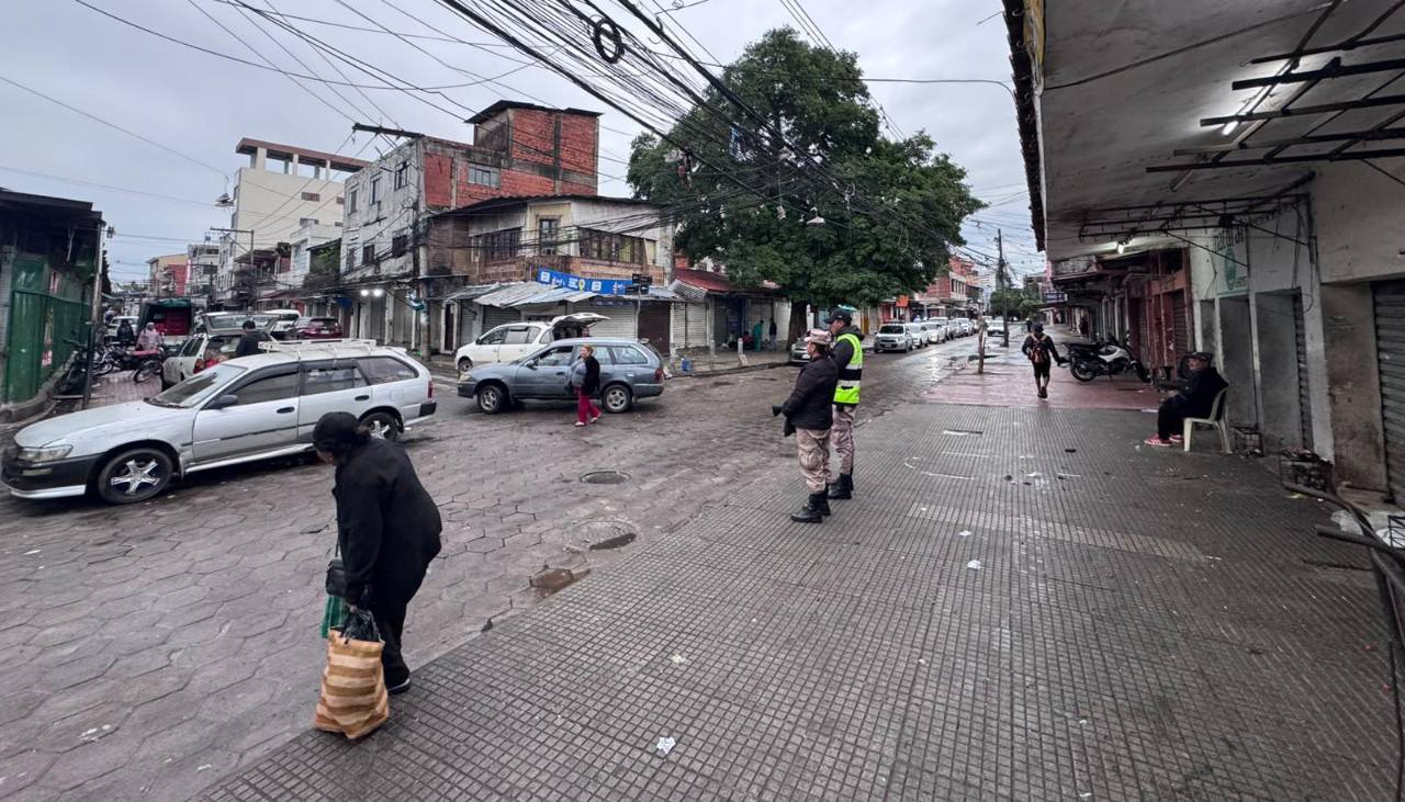 Alcaldía despliega control permanente en ‘Los Cachis’ para liberar las aceras del mercado Los Pozos