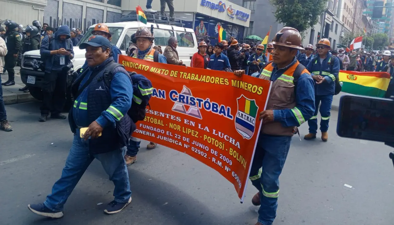 Mineros asalariados colapsan el centro de La Paz, instalan vigilia y exigen reunión con el Gobierno