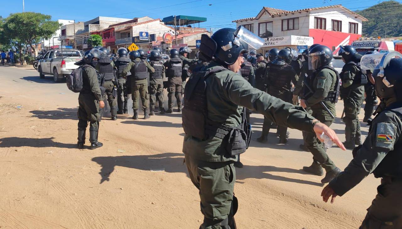 Contingente policial se moviliza para desbloquear la carretera en Mairana