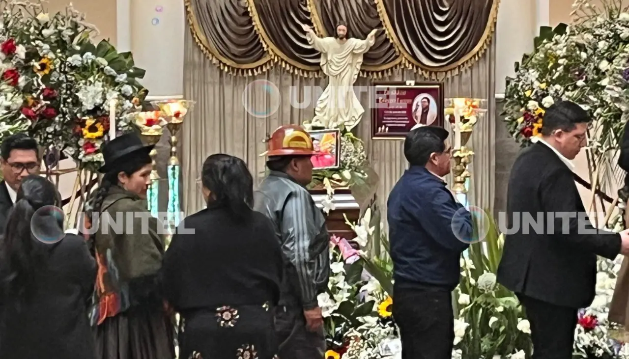 Arce y sus ministros dieron el último adiós a Erland Rodríguez en el Palacio Quemado 