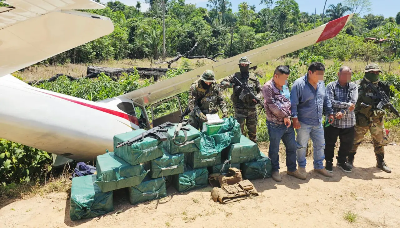 Agentes de Umopar hallan avioneta con droga luego de enfrentarse a tiros con los narcotraficantes