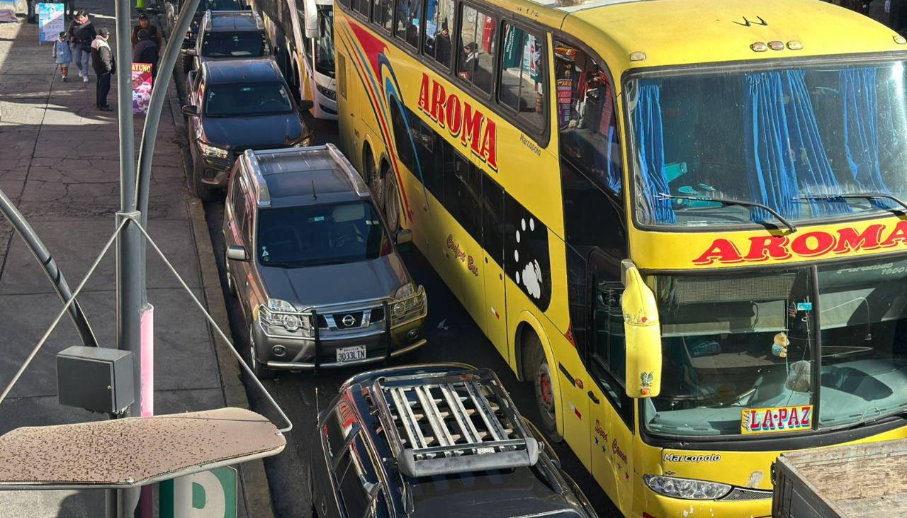 “No puedo ir a ver a mi esposa al hospital”, dice transportista que permanece en una fila por combustible