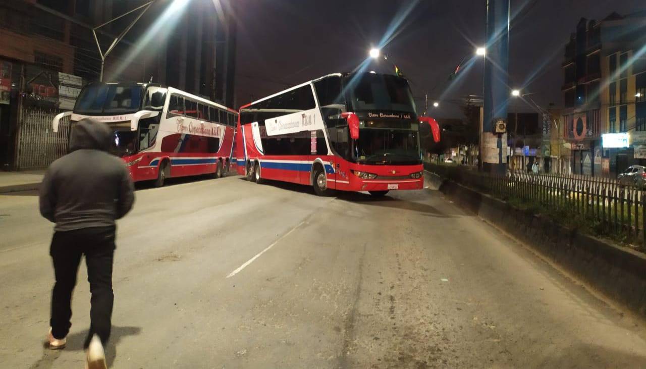 Escasez de combustible: Choferes arrancan paro indefinido e instalan bloqueos en El Alto