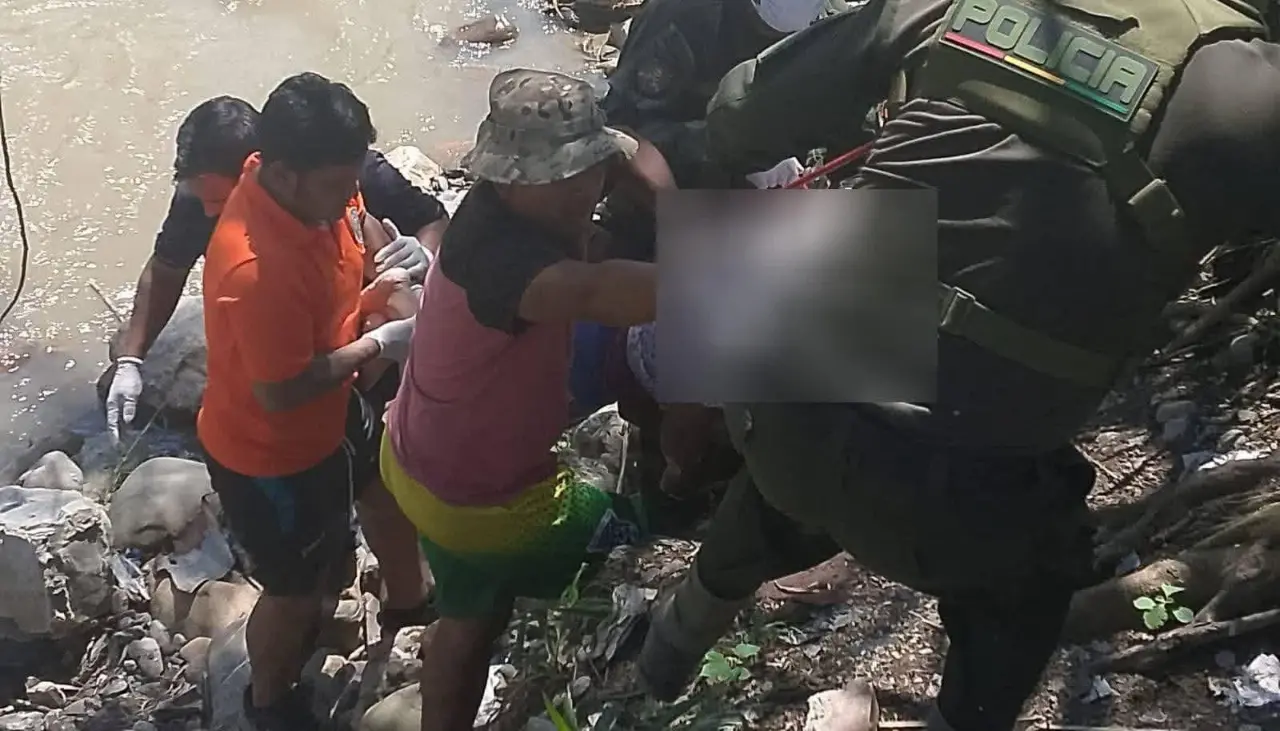 “No tiene signos de violencia”: Un hombre fue hallado sin vida en el río Coroico; la Policía busca identificarlo