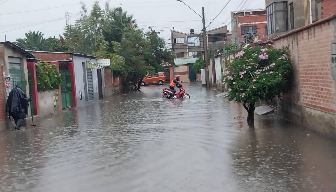 Fuertes lluvias dejan varias zonas inundadas en Cochabamba y Quillacollo