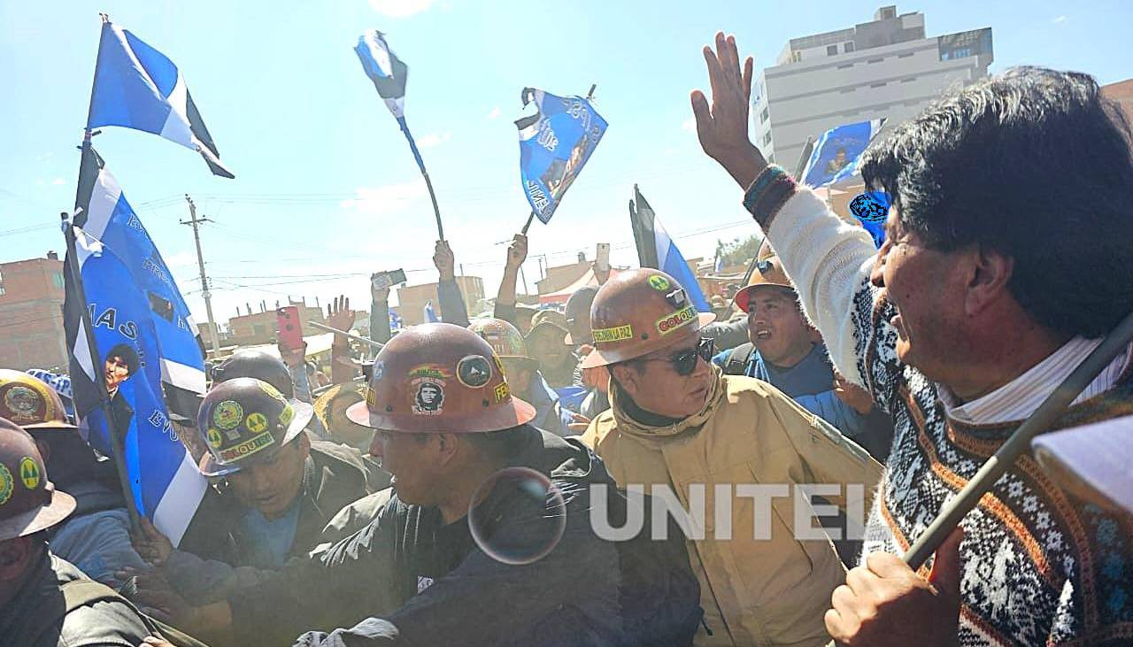 Evo llega a su proclamación en El Alto con custodia de mineros y campesinos 