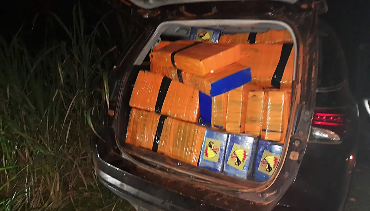 14 toneladas de marihuana prensada fueron halladas en un convoy de nueve vehículos en Paraguay