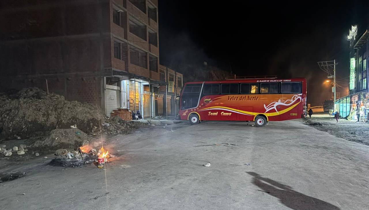 Bloqueo en vía a los Yungas: Ministro dice que hubo avances con transportistas; la dirigencia señala que no hay nada firmado