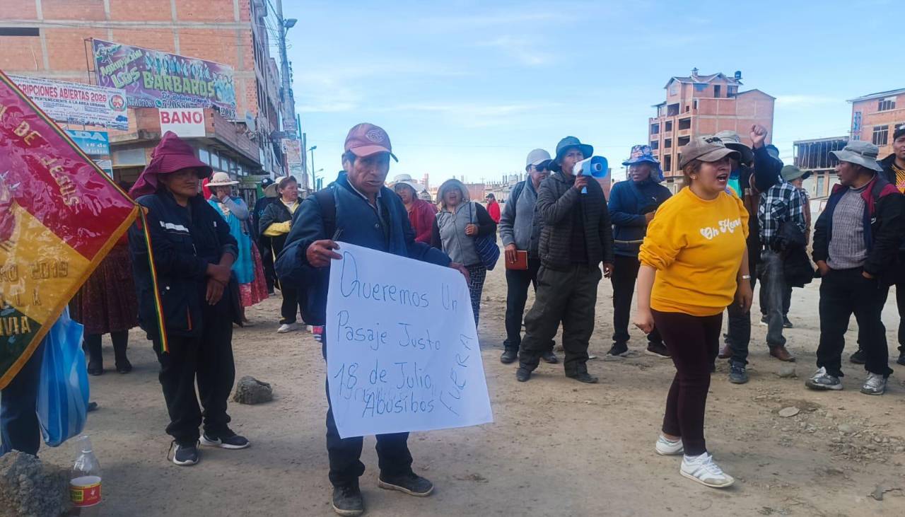 Juntas vecinales de El Alto bloquean la ruta hacia Oruro contra los trameajes del transporte público