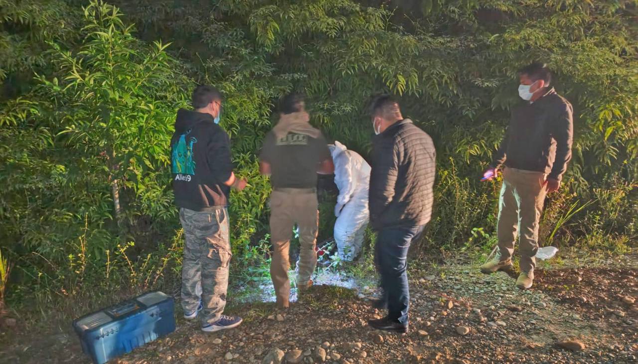Hallan tirada en una zanja en el trópico a una mujer sin vida y con cápsulas en el estómago