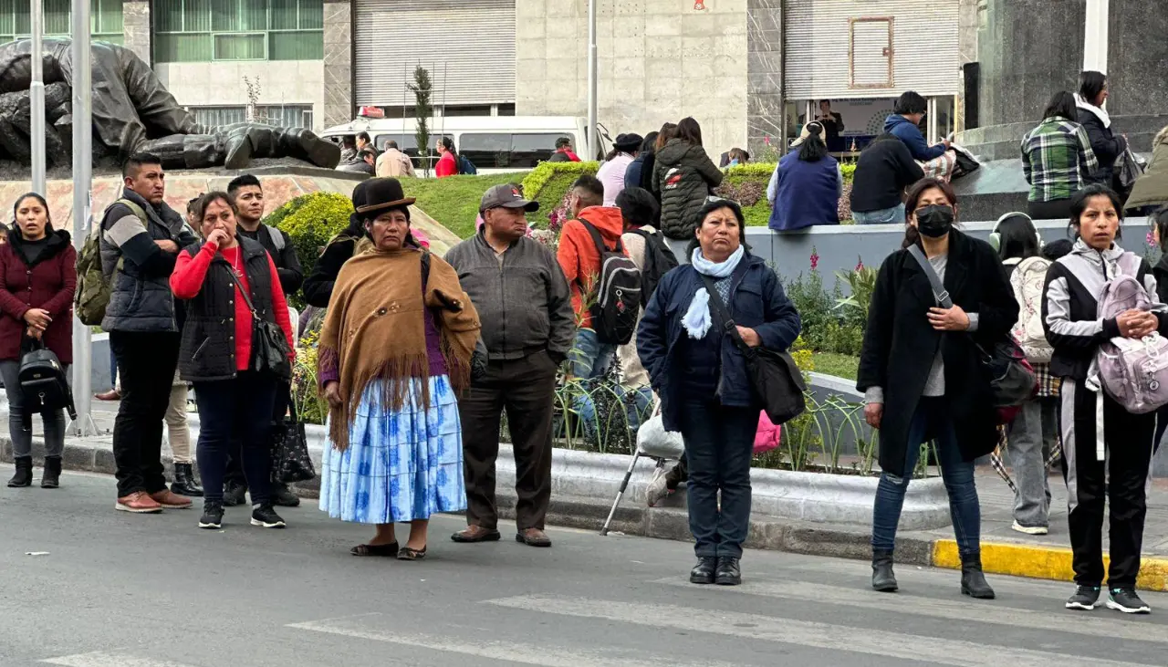“No hay transporte”, personas se quejan por la falta de taxis y minibuses en La Paz debido a la escasez de combustible 