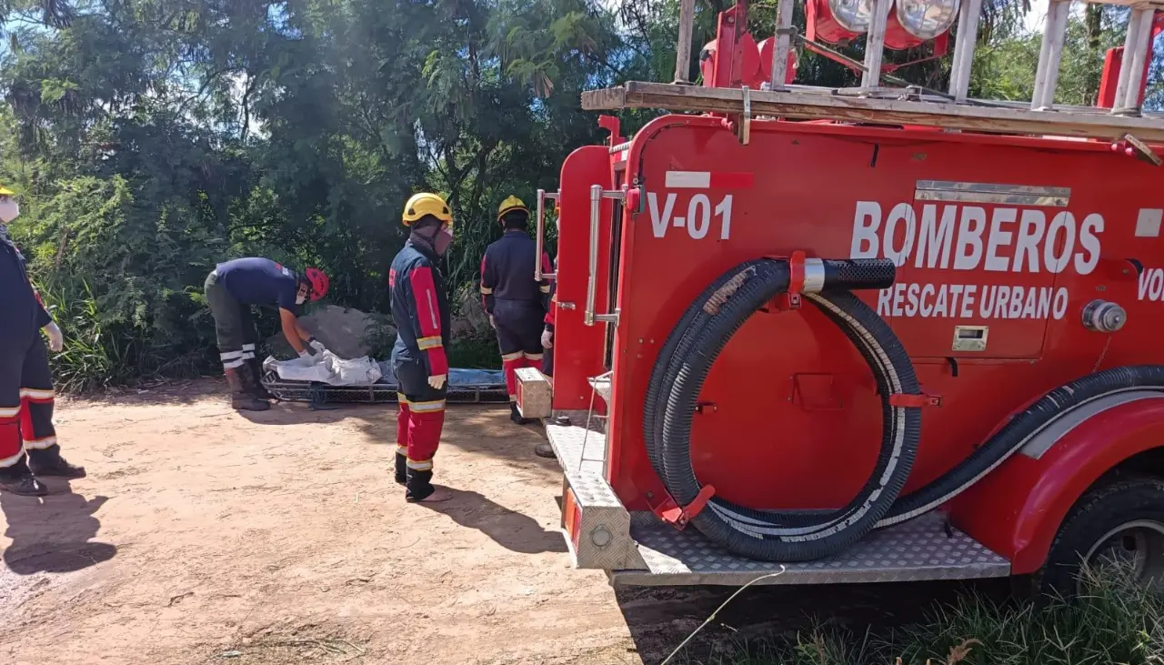 Encuentran el cuerpo sin vida de un hombre flotando en un canal de drenaje en Santa Cruz