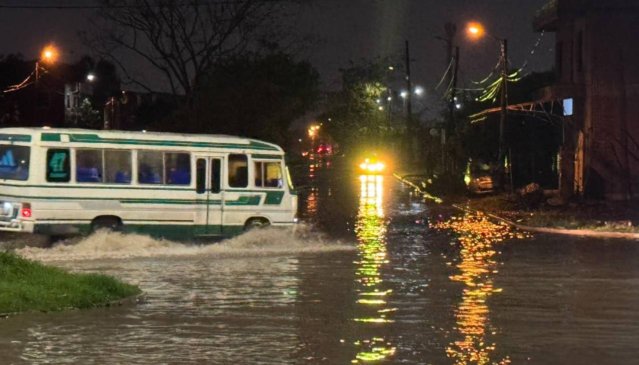 Lluvia, frío y calles inundadas marcan el inicio de semana en la capital cruceña