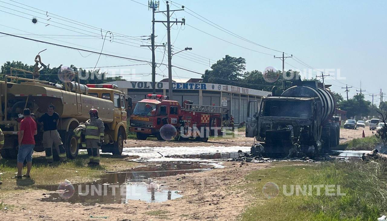 Carro cisterna ardió en plena vía al sur de la capital cruceña 