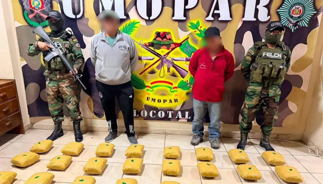 Aprehenden a dos choferes con 30 paquetes de droga en un bus con destino a Santa Cruz 