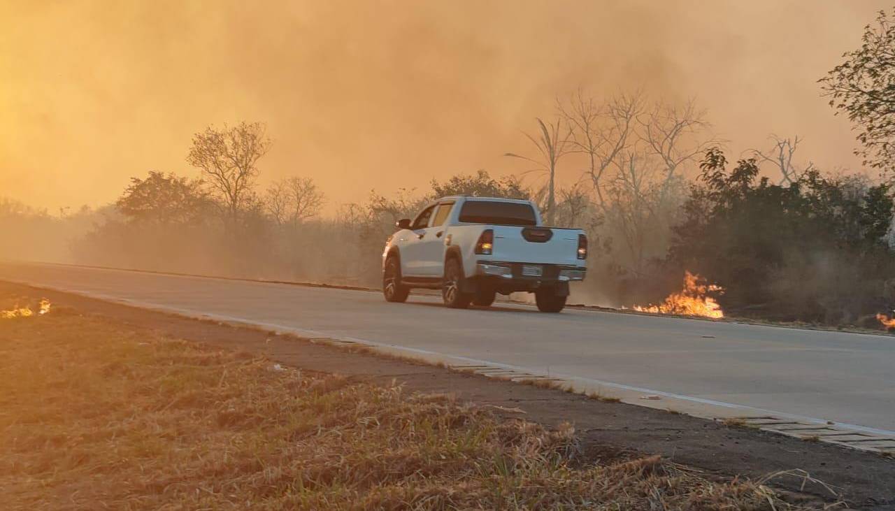 Roboré: El fuego arrasa pastizales y llega a pocos metros de la carretera Bioceánica 