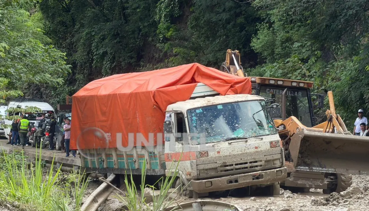 Un deslizamiento provocó el corte de la antigua carretera Santa Cruz - Cochabamba