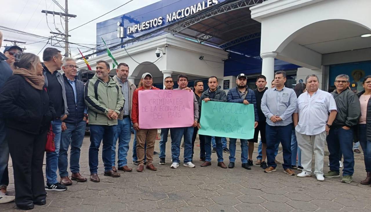Porcinocultores y avicultores instalan vigilia en Impuestos en rechazo a bloqueos: “El Gobierno no toma decisiones”